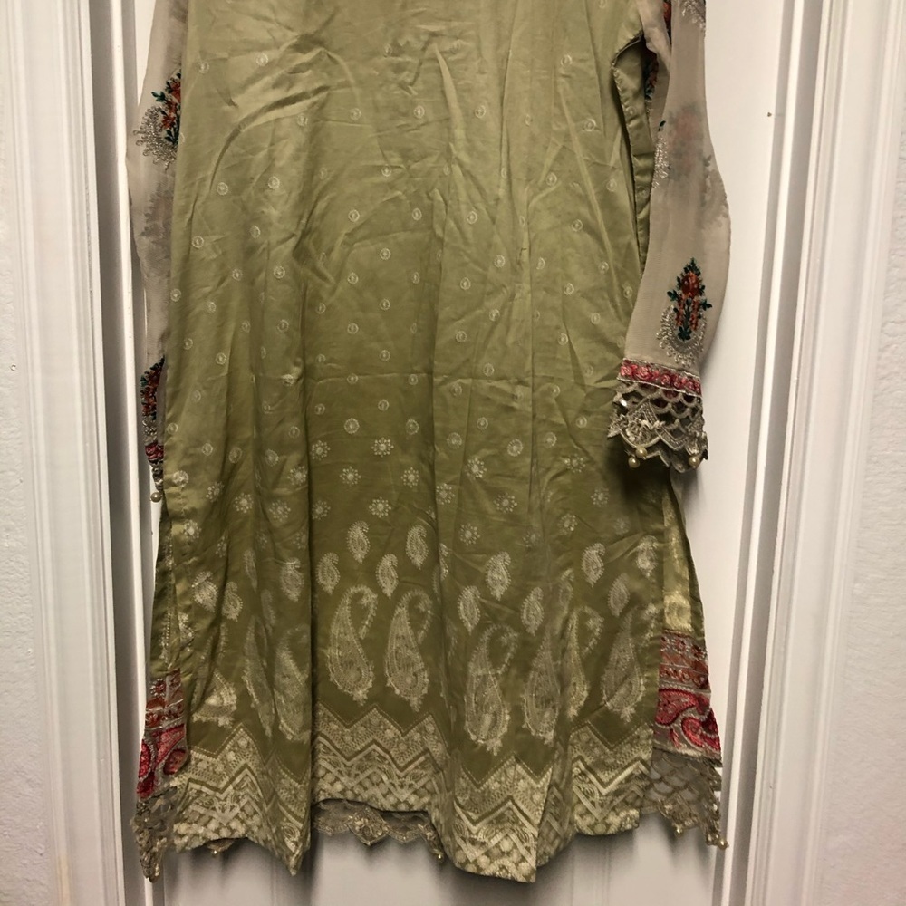 Maria B Luxury Lawn Embroidered Pakistani 3pc Suit - Picture 8 of 12